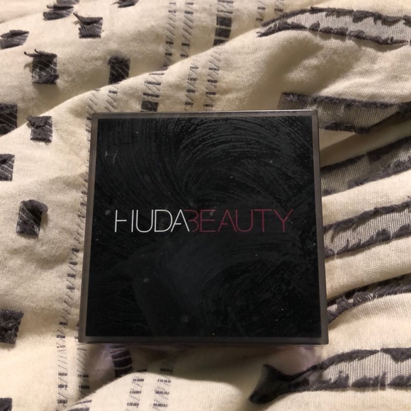 HUDA BEAUTY Other - HudaBeauty Easy Bake Loose Baking &Setting Powder HUDA BEAUTY Other - HudaBeauty Easy Bake Loose Baking &Setting Powder